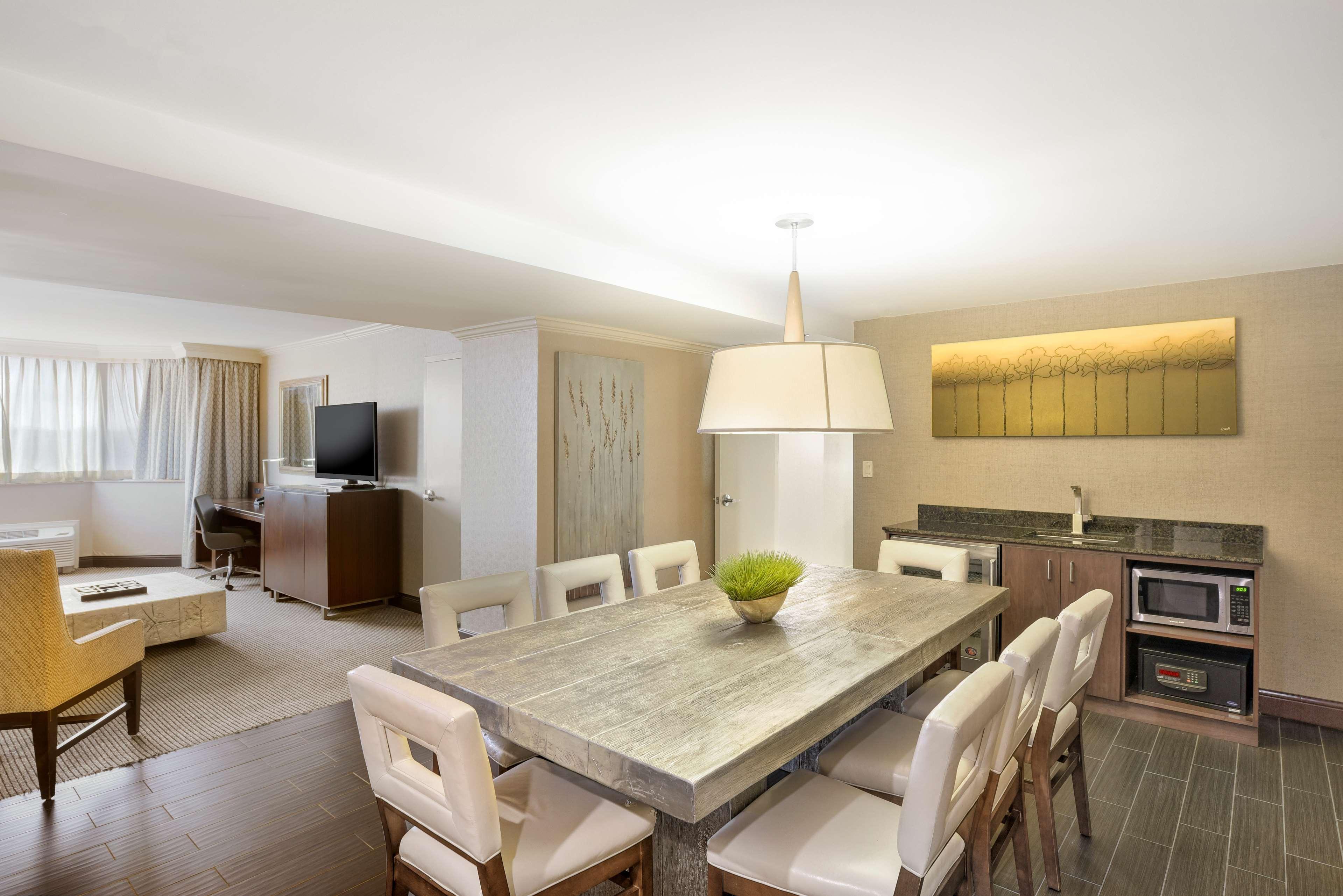 Hilton National Landing 3*