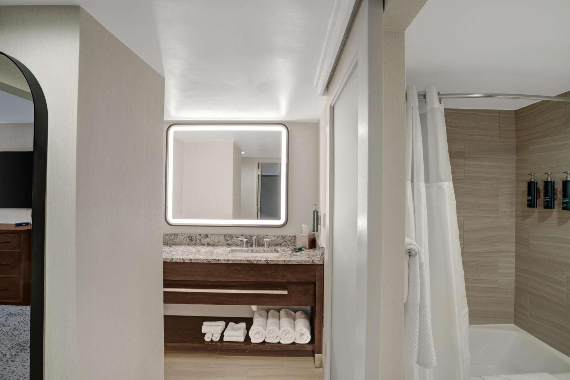Hilton National Landing 3*