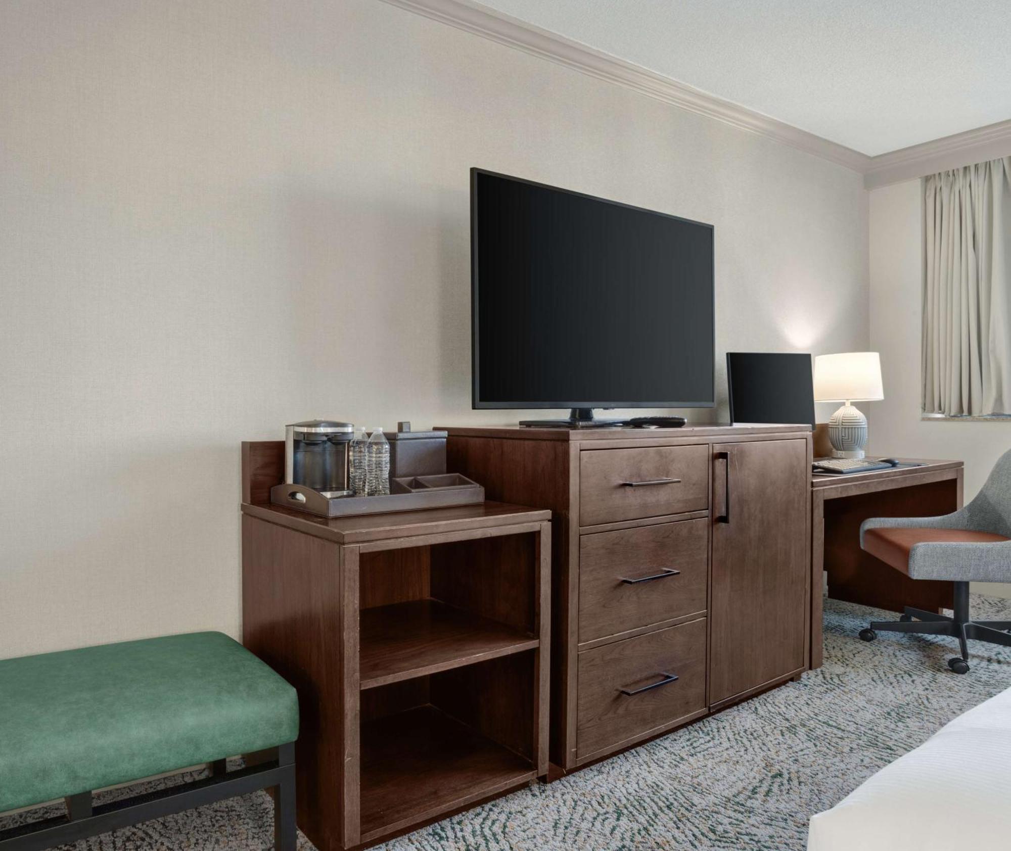 Hilton National Landing 3*
