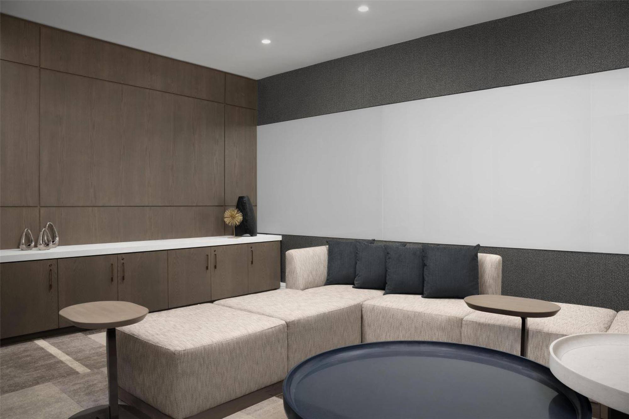 Hilton National Landing 3*